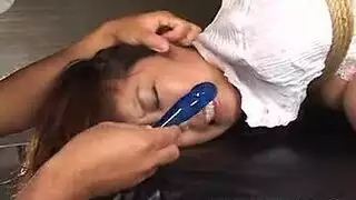 فتح غشاء بكارة مترجم ويقذف بدخل كسه