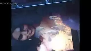 يجبرها و يضربها