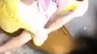 لعق ثنائي: معجبان يتلذذان بفرجها الحليق
