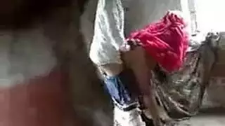 حارات شباب بجوارب طويلة تتركن على ركبهن لاختراق مزدوج