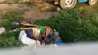 مهبلها الوردي يهتز باللعبة بينما تتعرض للضرب بقوة