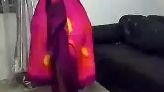 فانتازيا خادمة شقراء مثيرة مع تبول ذهبي أثناء جلسة تجسس في المكتب