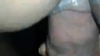عاهرة سمراء تأخذ ضربًا في حلقها الضيق