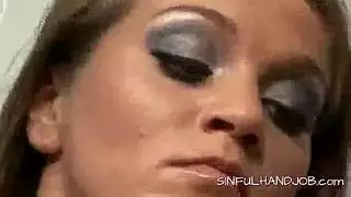 كوغار هنغارية تركع لتعبد قضيبًا صلبًا سميكًا