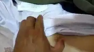 طالبة جامعية آسيوية تكشف عن ثدييها المراهقين الضخمين