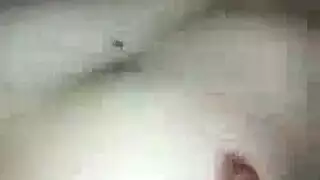 زوج وزوجة حقيقيان يقدمون عرض جنس مباشر عنيف على الكاميرا