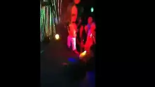 لعبة جنس مخنثة تتوسل لممارسة جنس جماعي قاسي