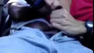 يقدم بنته لأصدقائه مترجم
