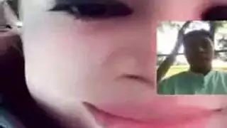شقراء لطيفة تأخذ قضيبًا سميكًا في فمها لأول مرة