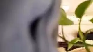 بورنو ميلف آسيوية في العراء: جلسة جنسية مبللة وجنونية