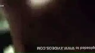 عاهرة المكتب تمص الزب بعمق