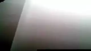 مراهقة موشومة تتباهى بكسها الحليق