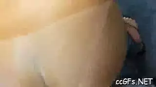 جلوري هول وجه يجلس على طاولة جماع مرنة