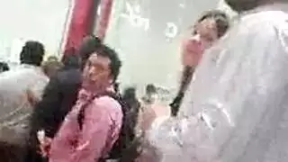 أسود مثير يدلك قضيب صديقه المنتصب في غرفة النوم