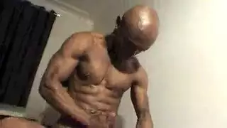 رجل أسود فائق العضلات يغتصب فتحة صديقه الضيقة بلا هوادة