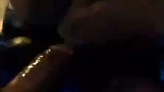 سحاقيات النهار على العشب لعق صريح وفرك بين الثديين