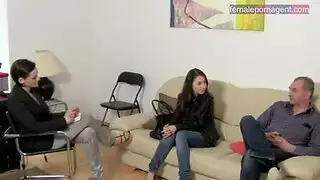 برونيت أوروبية ممتلئة الجسم تكشف عن ثدييها بإثارة صريحة
