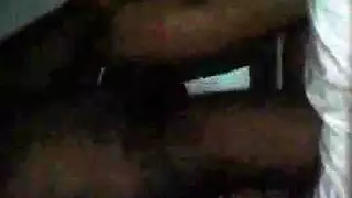 فتاة سمراء تتوسل لقضيب هاوي في جلسة سكس منتصف الليل