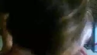 نزع الملابس الداخلية الوردية يكشف فرج كارين المبلل