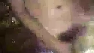 شقراء مثيرة تستمتع بلعق عميق على الشاطئ