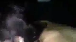 جنس فموي على كاميرا الويب: تأخذ قضيبه وتصل إلى النشوة