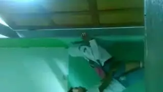 علاقة في الثانوية: نيك خشن في الفصل بالممر