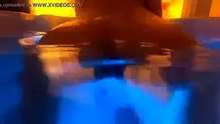 مطربة ذات صدر كبير تمارس الجنس الفموي وتتلقى القذف الداخلي في غرفة مظلمة
