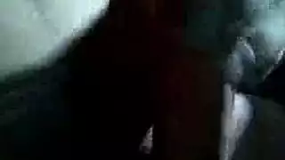 شرج عنيف: قضيب أبيض يلقح عاهرة شقراء
