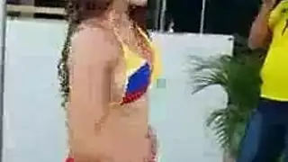 فتاة بار الباندا الموشومة تبتلع السائل المنوي في فيلم إكس إكس إكس