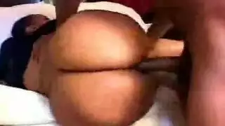 يقدم له مؤخرتها لجماع عنيف وقذف ساخن