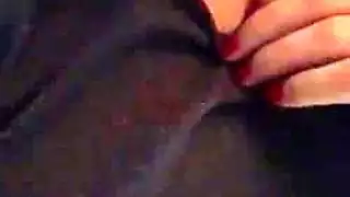 تظهر لمعالجها كيف يتعامل مع فرجها الحقيقي