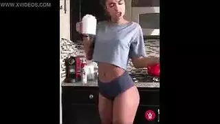 برونت حمام بورن: جنس قوي على حوض الاستحمام