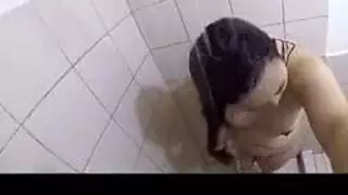 شاهدها تخلع ملابسها وتنشرح لمشهد حميم