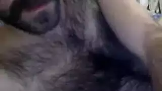 أبوي ملتحي وعاهرة شقراء في مشهد إكس إكس إكس مكتبي ساخن