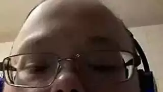 شقراء حارّة ذات أثداء كبيرة تمص وتضاجع قضيبًا عملاقًا