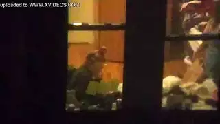 عارية وجريئة: مشهد جنسي صريح على الأريكة
