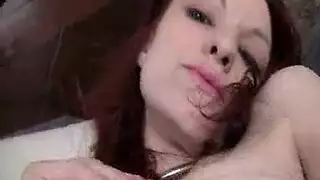 استمناء فتاة مبللة بقضيب اصطناعي أرجواني ضخم