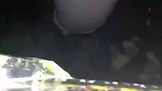 مراهقون نحيل إصبع بعضهم البعض قبل حواء