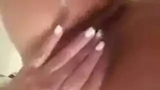 شباب مراهقون يتبادلون الجنس الفموي في الحمام