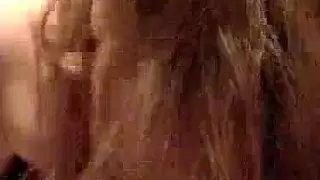 أنثى ناضجة تمارس جنس شرج عنيف على أريكتها