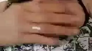 تقيم ربات البيوت المتحمسات ، لوسي وسامانثا ، علاقة ثلاثية غير رسمية مع أحد جيرانهم الجدد