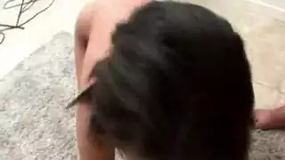 دمية جنس شقراء تبتلع كمية من السائل المنوي
