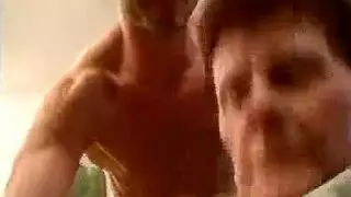 تنتاك بقوة في كسها المحلوق