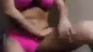 خيال ناديا الجنسي الجماعي: تأخذ عدة أعضاء بمساعدة زوجها