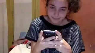 سمراء مغرية تقدم مهبلًا مبللاً وشرجًا ضيقًا في فيلم إباحي