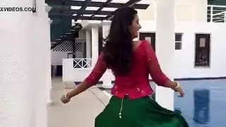 امرأة سمراء الساخنة لطيف الاستحمام الساخنة