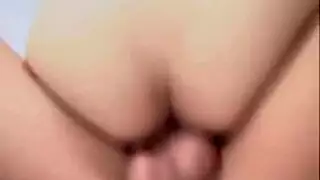 شاب مشعر لقيط ذو قضيب هائل يضرب ويئن في مشهد إباحي صريح