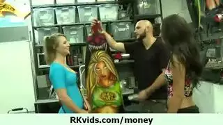 المال يتحدث، لكن قضيبك يصرخ إباحياً
