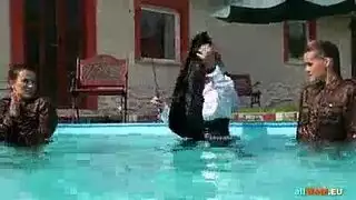دومينا مرتدية الجوارب تُهيمن عليها في مشهد شرجي صريح