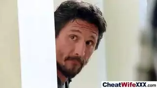 عاهرة خائنة تُضاجع بقوة على الكنبة، زوجها يفضحها
